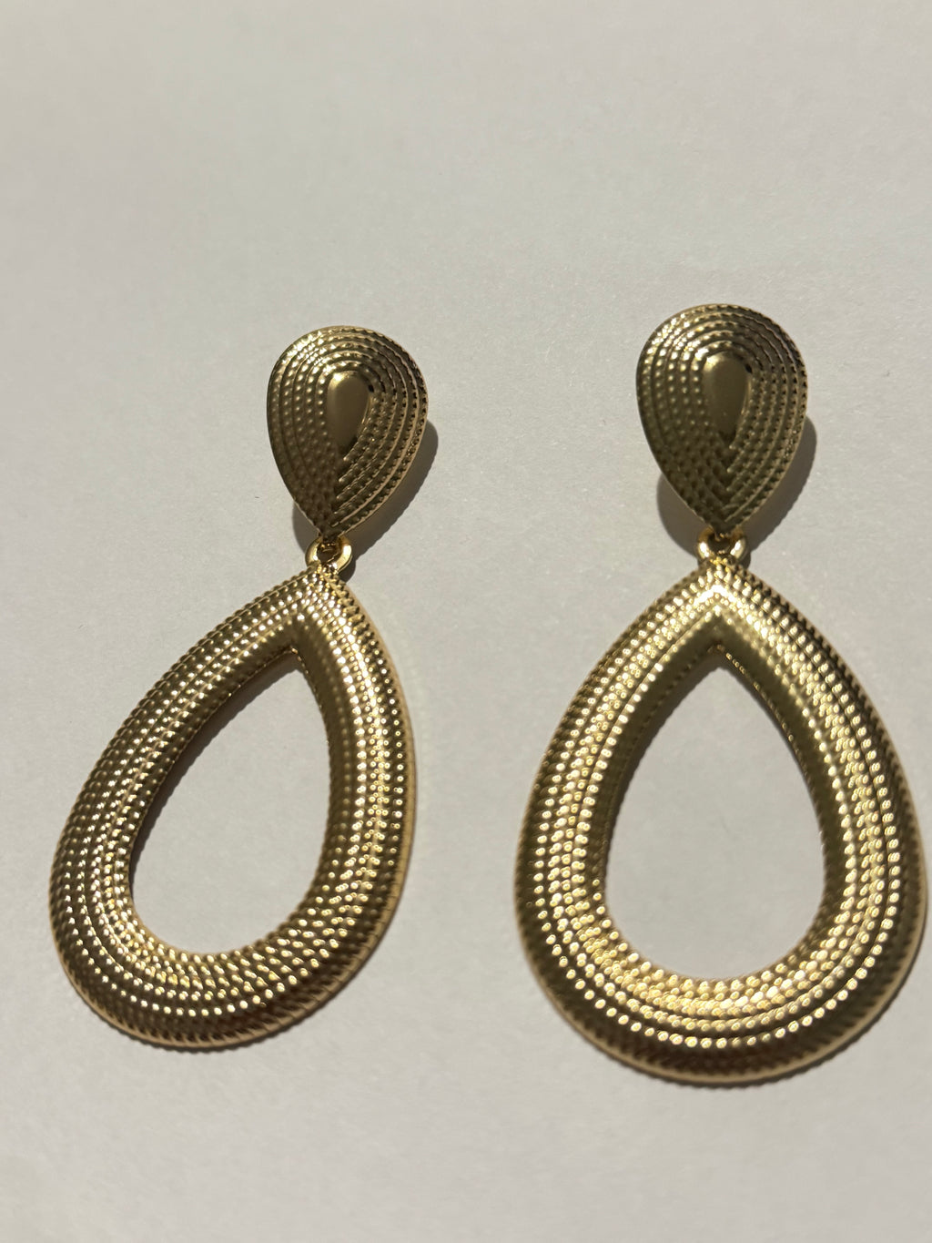 Gold Teardrop Statement Earrings – Oversized Hollow Drop Earrings – Textured Gold Dangle Earrings – Lightweight Geometric Jewelry for Women