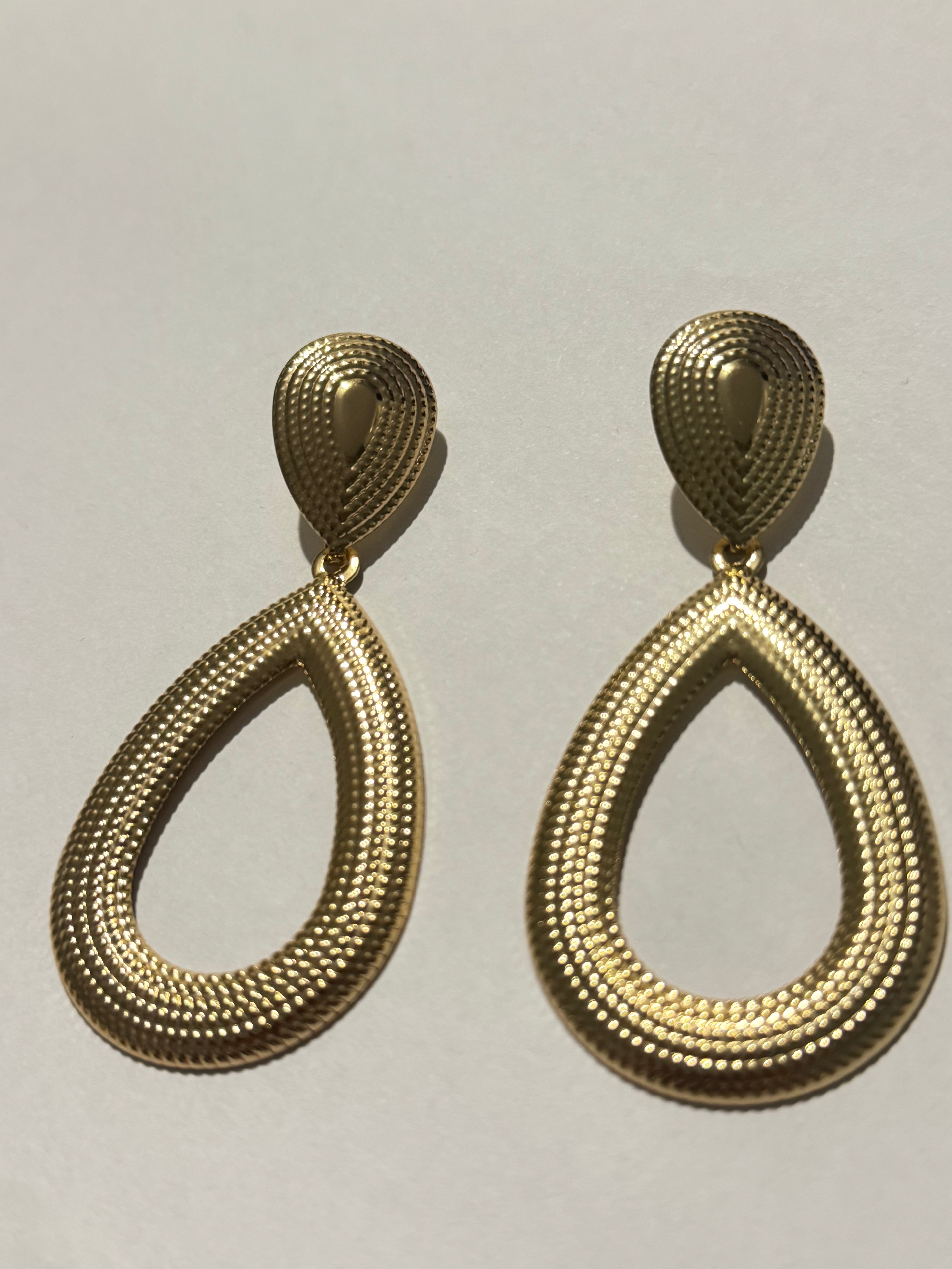 Gold Teardrop Statement Earrings – Oversized Hollow Drop Earrings – Textured Gold Dangle Earrings – Lightweight Geometric Jewelry for Women